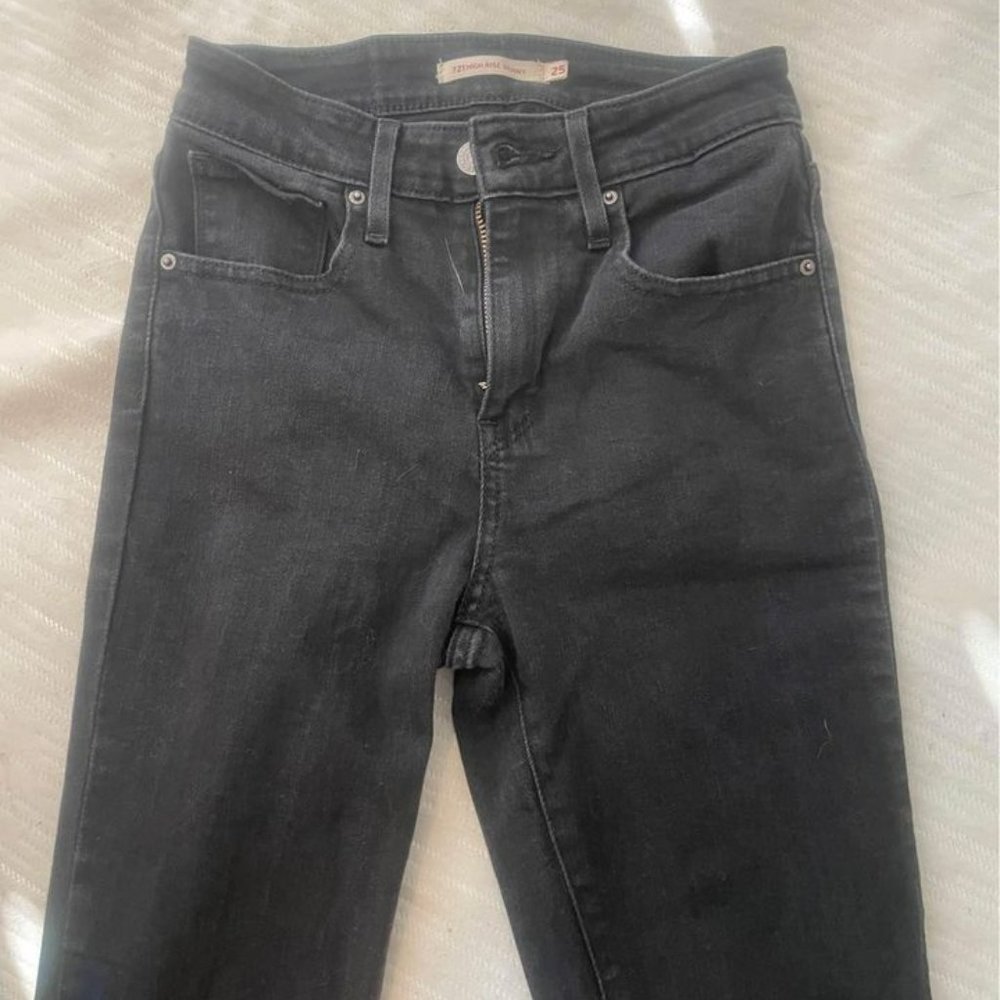 721 Black High Rise Levi Jeans - Waist 25 - Never Worn